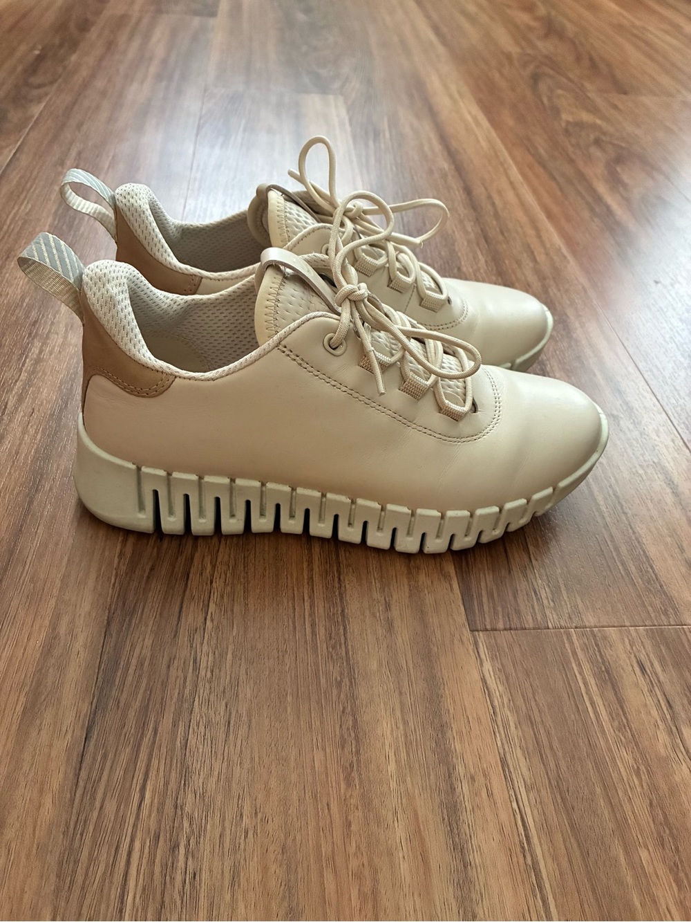 Ecco women’s leather sneakers beige size 5